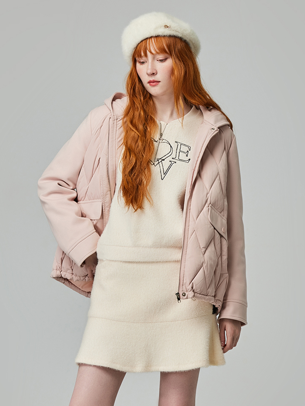 abito絨毛刺繡字母上衣