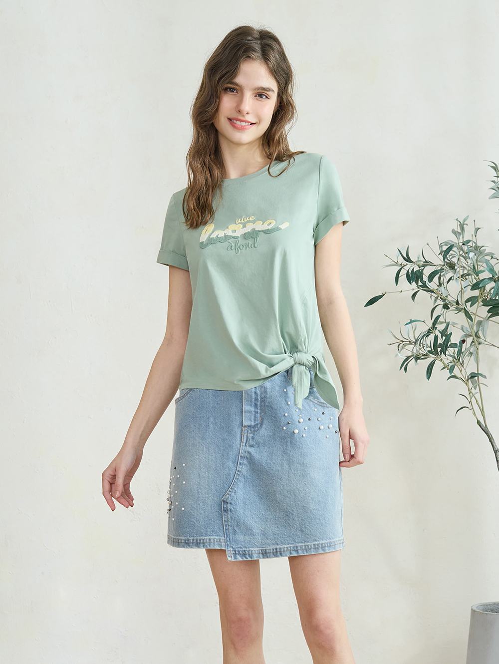 JOAN珍珠裝飾不對稱牛仔短裙-藍