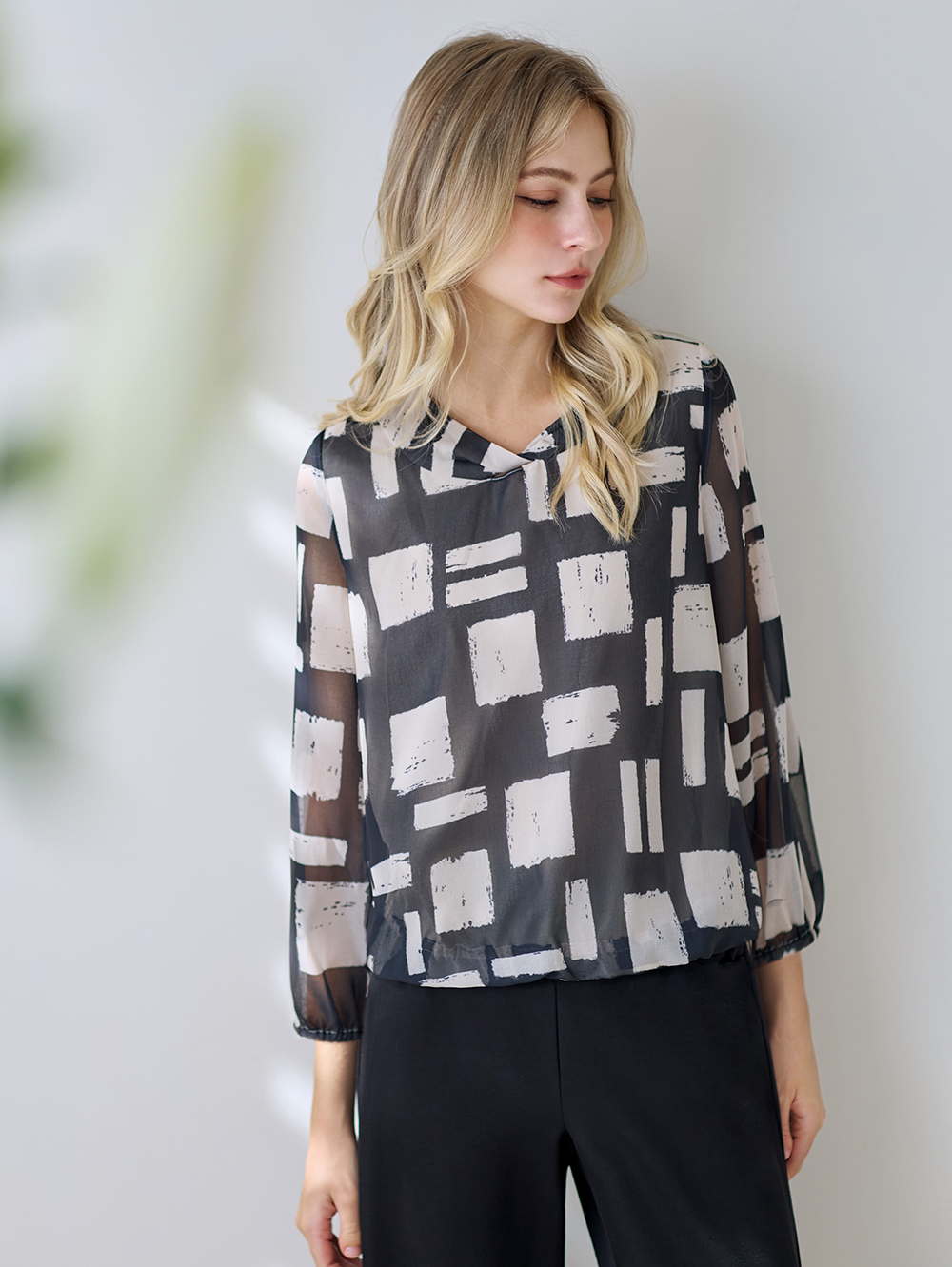 JOAN幾何印花雪紡上衣