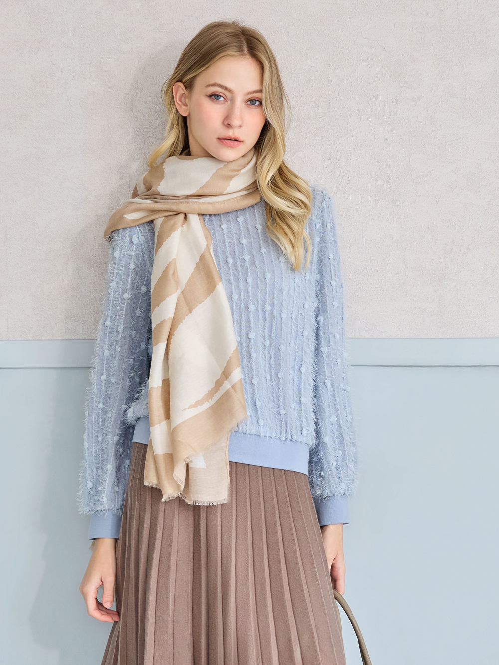 JOAN立體剪花毛羽感平織上衣