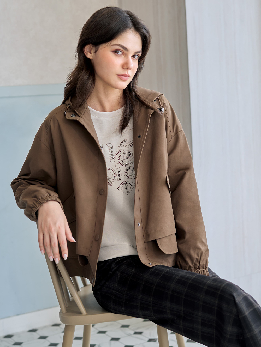 JOAN立體縫飾電繡標語彈性上衣