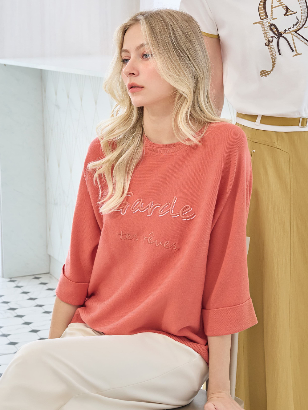 JOAN七分反摺袖寬鬆標語針織上衣