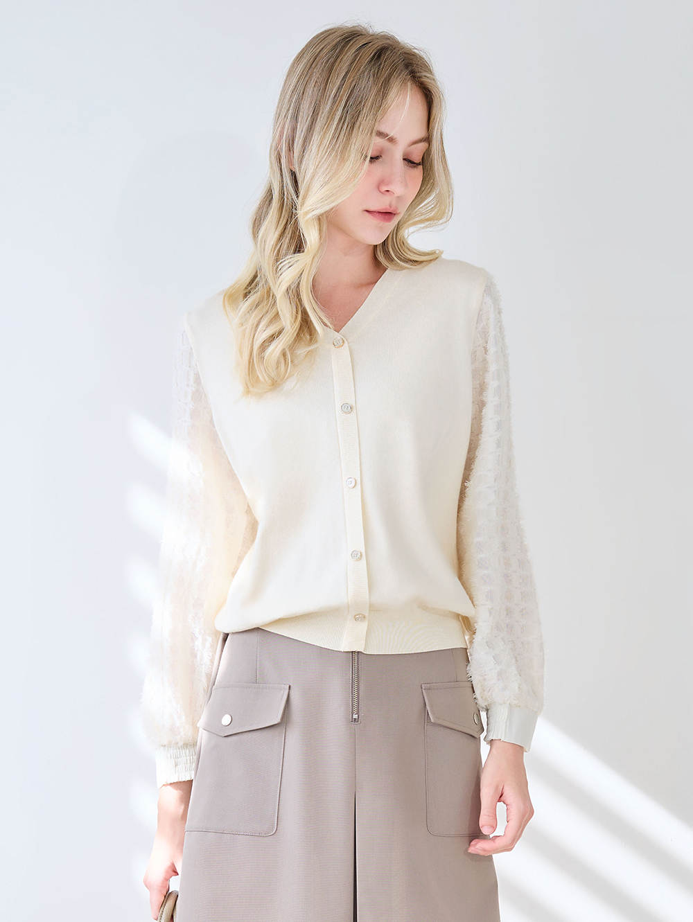 JOAN立體燒花袖拼接針織上衣