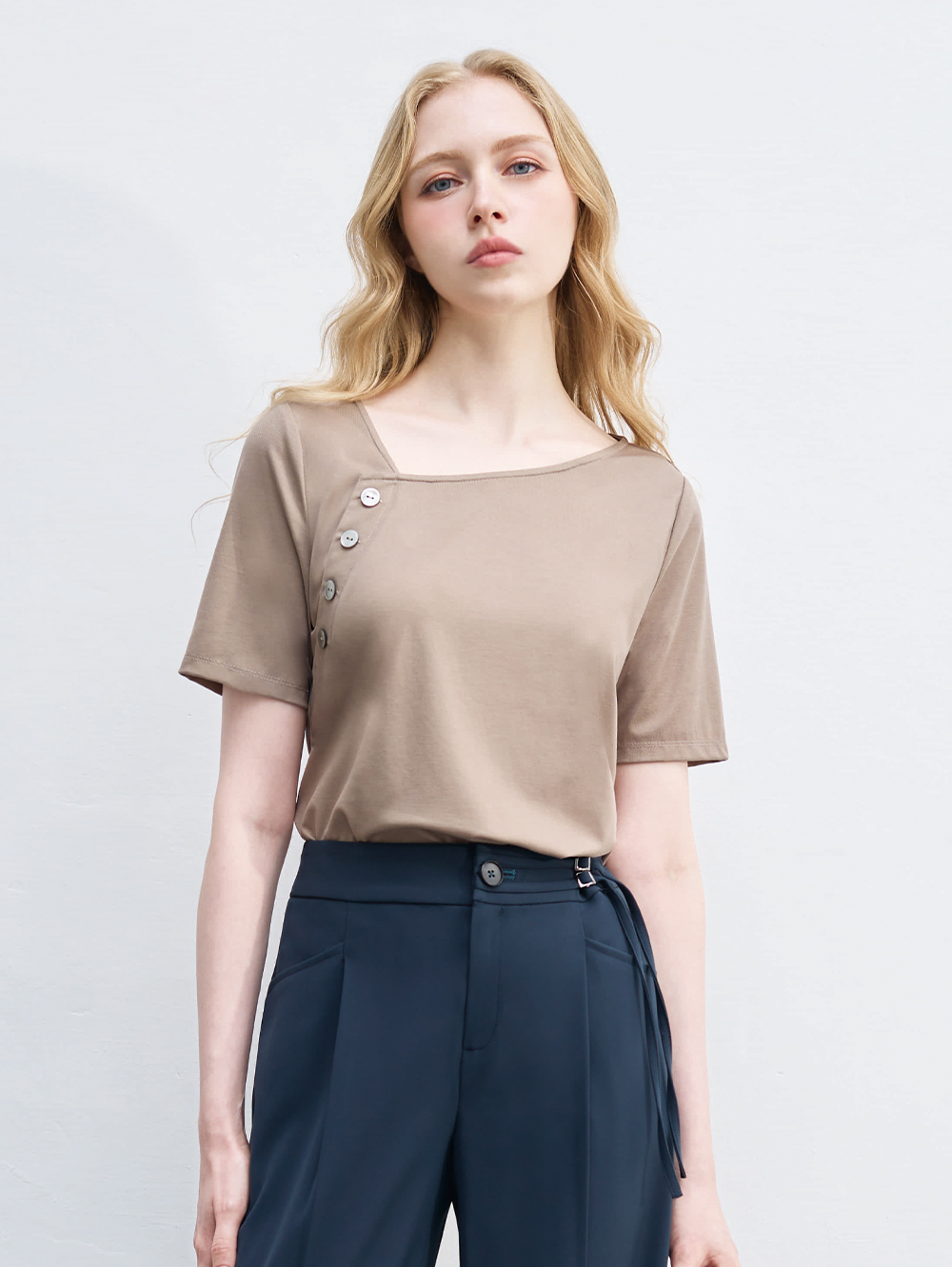 DE NOVO造型領口合身T恤