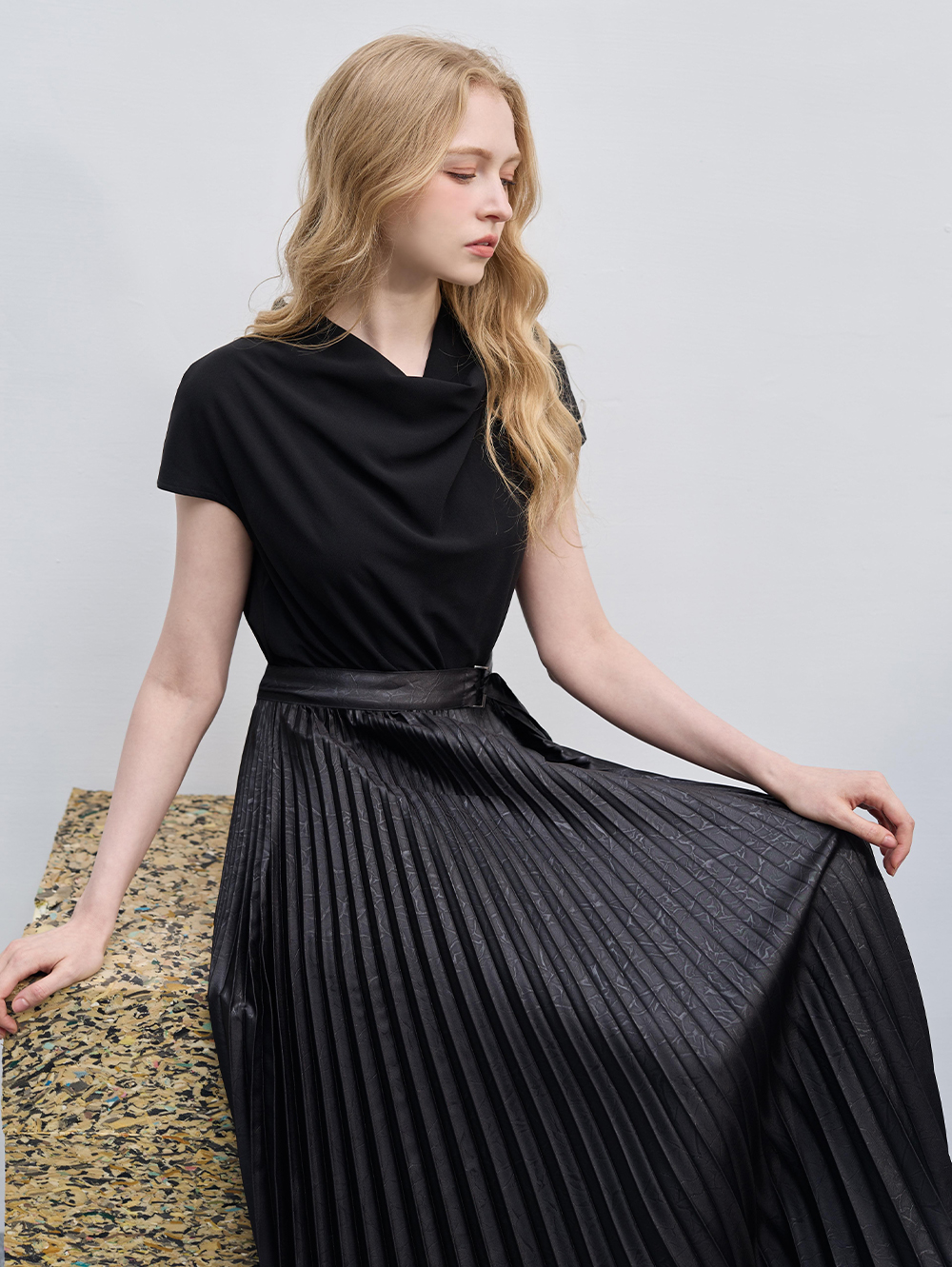 DE NOVO啞光滑面羅馬領壓褶洋裝