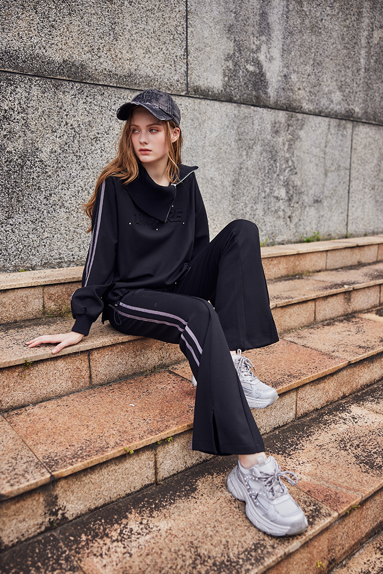 abito翻領拉鍊鋼印上衣