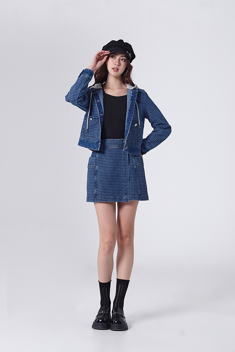 DITA簡約修身桃型領上衣