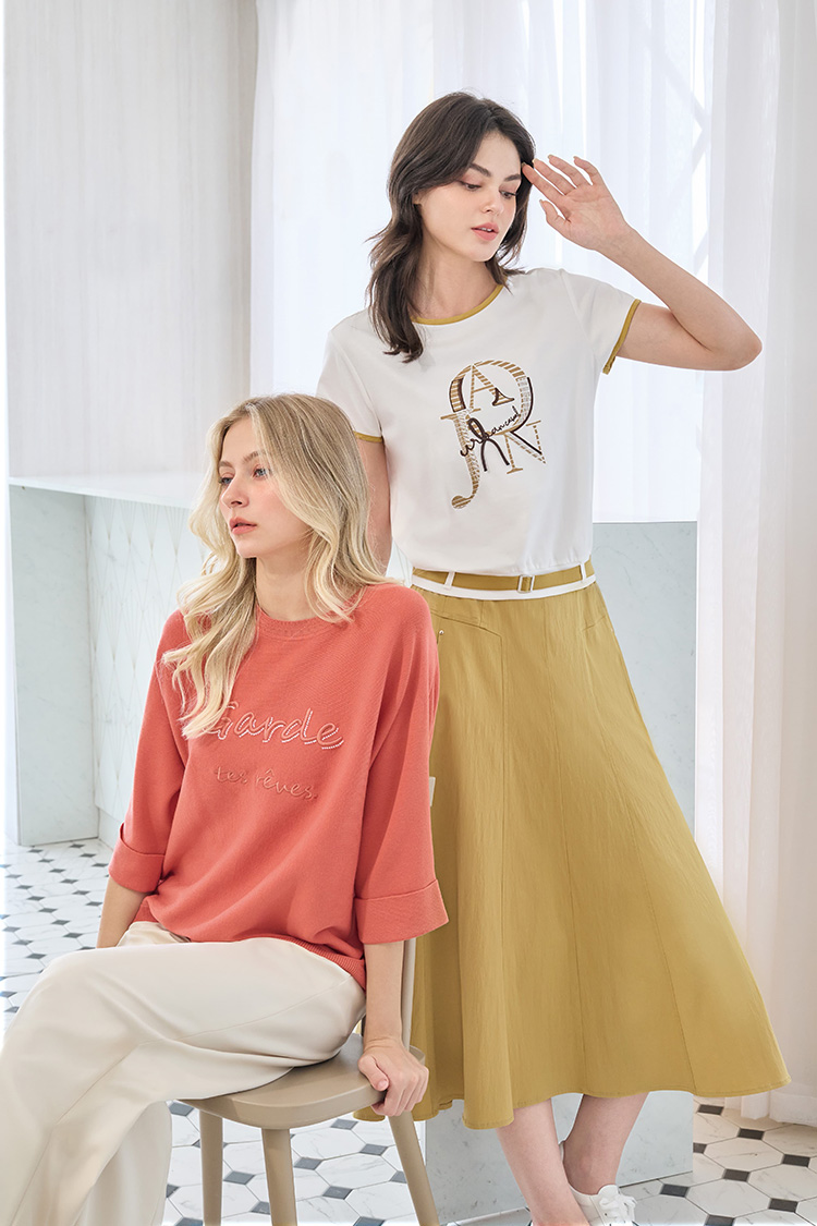 JOAN七分反摺袖寬鬆標語針織上衣