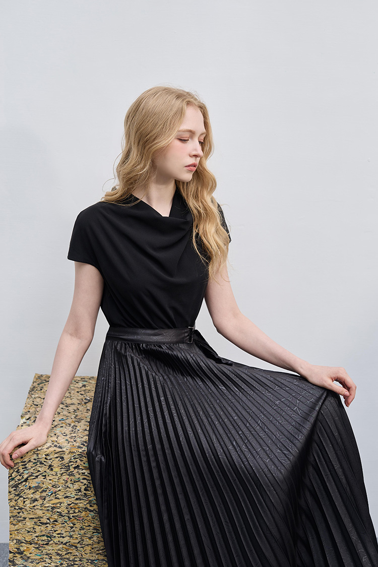 DE NOVO啞光滑面羅馬領壓褶洋裝